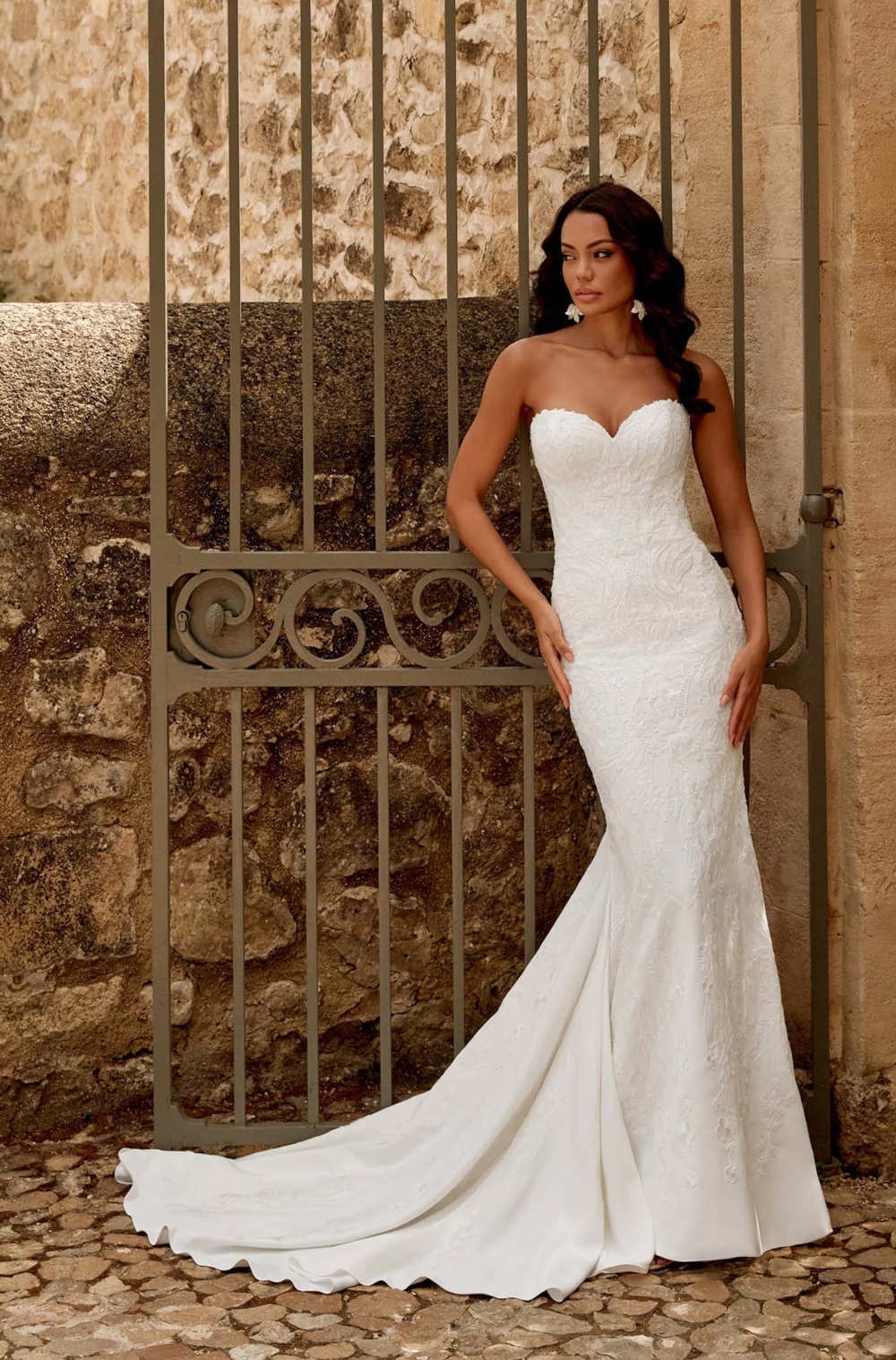 Photo of the model wearing a bridal gown - Mobile image